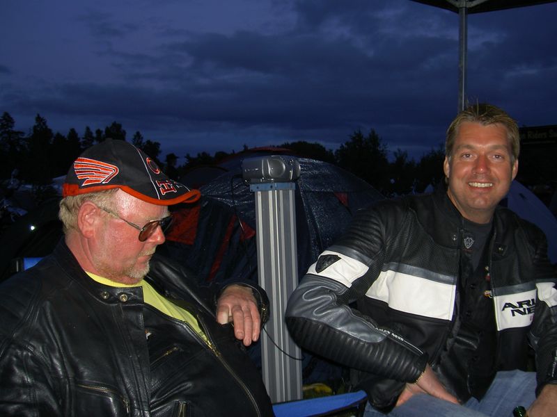 Joe i sin nya race-putte-jacka tillsammans med Honda Inge
