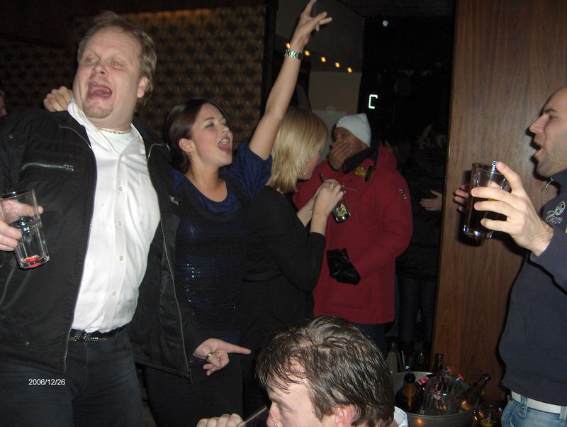 Undici 
FrÃ¥n: 	Knodden 	(tor 1 feb 2007 11.22.29)
Men VARFÃ–R ser SWE sÃ¥ skrÃ¤md ut?
HÃ¥ller hom pÃ¥ att slÃ¤nga ut honom tro?
