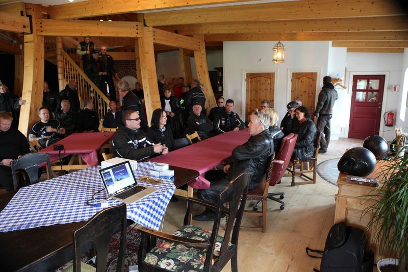 Samling fÃ¶r Ã¥rsmÃ¶te
XY stÃ¤llde sitt spektakulÃ¤ra kontor-landskap till fÃ¶rfogan
Nyckelord: Ã¥rstrÃ¤ff2010