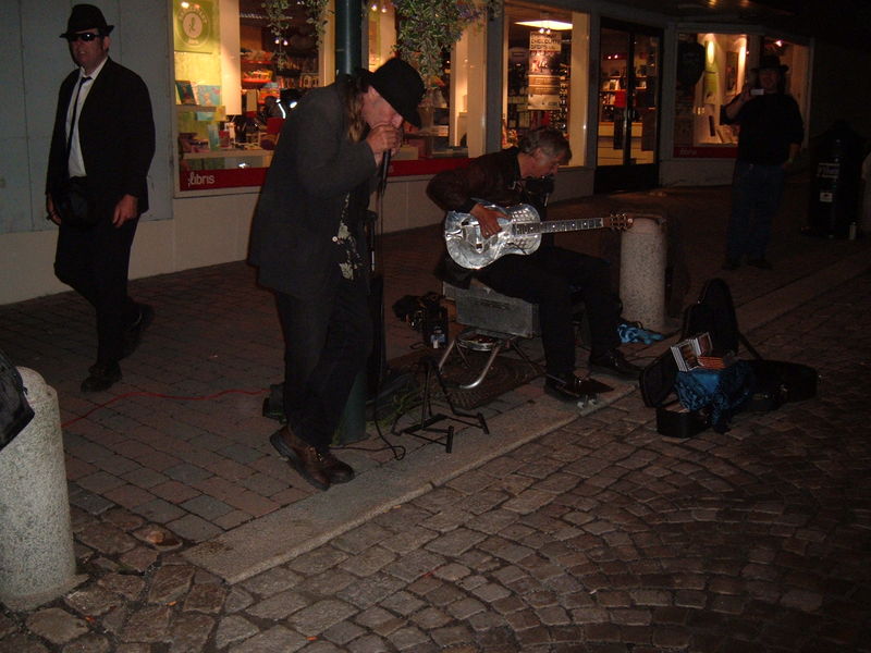 Cool gatumusik!
En bluesbrother strosar fÃ¶rbi...
