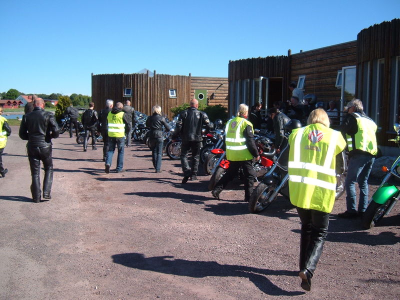 InfÃ¶r fredagsturen
Ett gÃ¤ng i grÃ¶na vÃ¤star sÃ¥g till att kortegen flÃ¶t smÃ¤rtfritt genom korsningar och rÃ¶dljus. 
Nyckelord: Ã¥rstrÃ¤ff2011