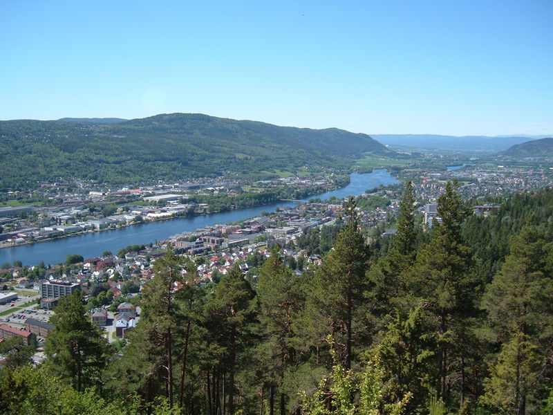 Fredagstur - Lunch-stopp pÃ¥ Spiraltoppen i Drammen
Utsikt Ã¶ver DrammensÃ¤lven vÃ¤sterut mot Telemark
Nyckelord: Ã¥rstrÃ¤ff2011