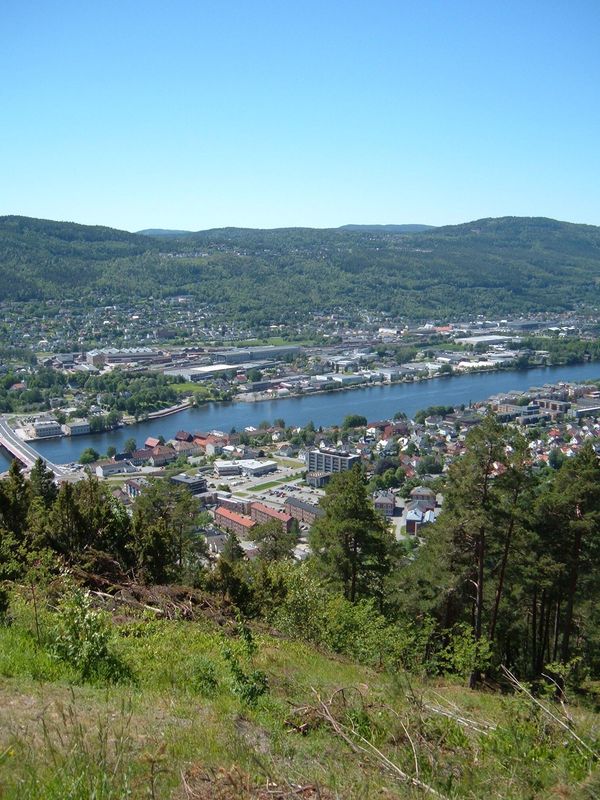 Fredagstur - Lunch-stopp pÃ¥ Spiraltoppen i Drammen
Drammen frÃ¥n ovan
Nyckelord: Ã¥rstrÃ¤ff2011