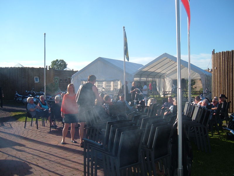 Fredag kvÃ¤ll - Barbro o Peo syns genom grillrÃ¶ken
Det bÃ¶rjar dra sig mot middag!
1 helgrillad gris och 1 helgrillat lam ++ Smaskens!
Nyckelord: Ã¥rstrÃ¤ff2011