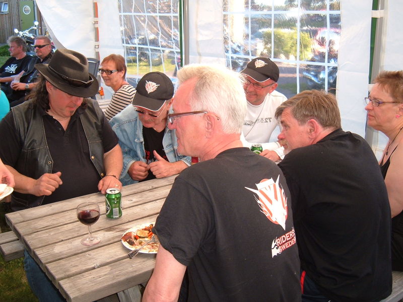 Fredag kvÃ¤ll
Runt bordet - Orre, Raffe, Sudden, Kapten, NizzeL o Agnetha
Nyckelord: Ã¥rstrÃ¤ff2011