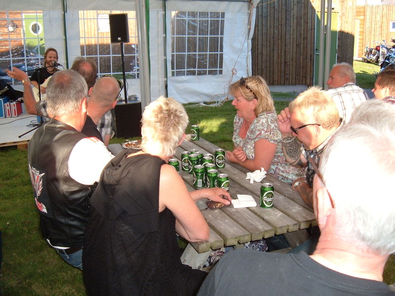 Fredag kvÃ¤ll
Runt bordet - 88:an, Erza, Kulan, Anette, Marita o Leffe
Nyckelord: Ã¥rstrÃ¤ff2011