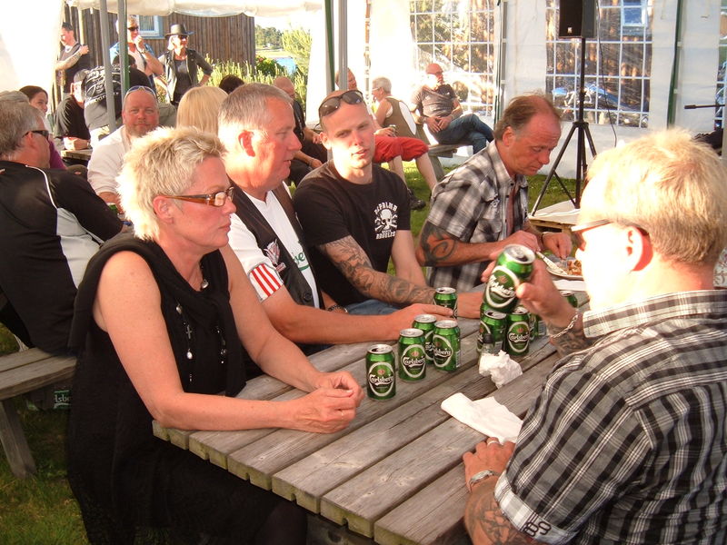 Fredag kvÃ¤ll - Anette, Kulan, Erza, 88:an, Leffe
Nyckelord: Ã¥rstrÃ¤ff2011