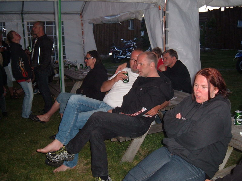 Fredag kvÃ¤ll - Moberg o Nesse diskuterar vÃ¤nskapligt. Annci sjunger...
Nyckelord: Ã¥rstrÃ¤ff2011