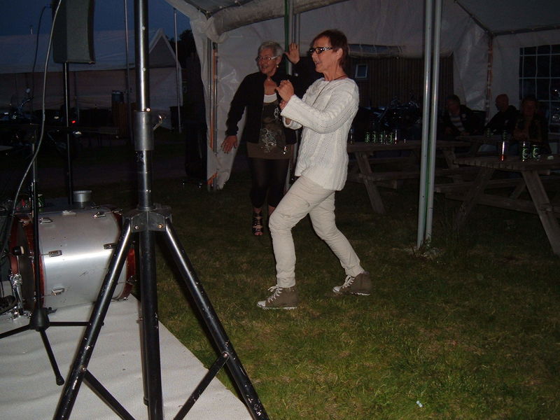 Fredag kvÃ¤ll - HÃ¤ngorunds diggar 1/2-mans-bandet
Nyckelord: Ã¥rstrÃ¤ff2011