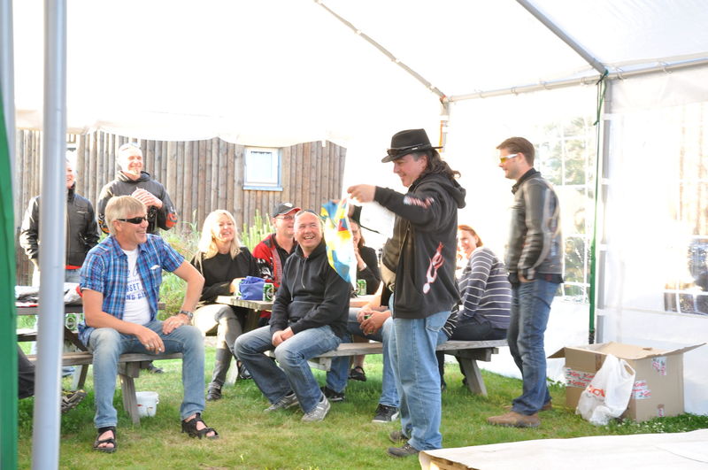 Orre fÃ¥r present frÃ¥n XY :-)
Nyckelord: Ã¥rstrÃ¤ff2011