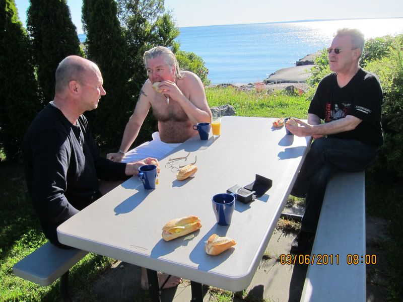 FrÃ¥n: 	birdie 	(ons 14 sep 2011 08.38.08)
Frukost utanfÃ¶r drÃ¤ngstugan.
Nyckelord: Ã¥rstrÃ¤ff2011