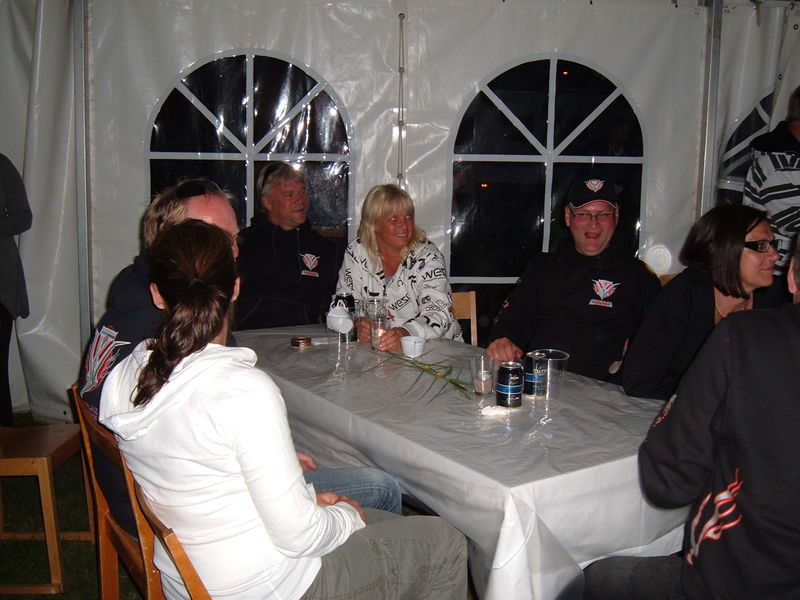 Alla samlade i Ã¶ltÃ¤ltet Karlsborg
