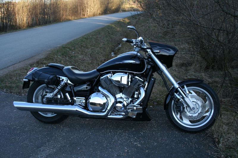 Geronimo - lite rake 
FrÃ¥n: 	BÃ¶rje 	(tor 19 jul 2007 20.55.14)
frÃ¥ga undrar hur kÃ¥pan runt strÃ¥lkastaren monteras ? tacksam fÃ¶r svar BÃ¶rje gÃ¶teborg
