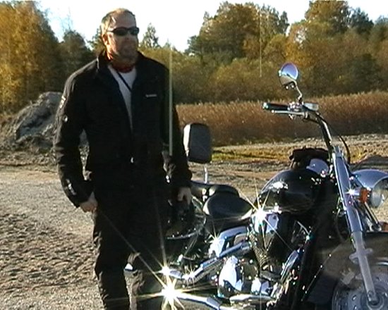 HÃ¶st-Nesse, sista turen 2005 
FrÃ¥n: 	Alba 	(mÃ¥n 13 feb 2006 16.39.46)
Ã„r den sÃ¥ blank eller Ã¤r det photoshop element 6 ??????? Ã„rlig nu !!

FrÃ¥n: 	Nesse 	(tis 14 feb 2006 11.51.50)
Faktiskt perfekt ljus, inge fusk hÃ¤r... har man tur med vinklar och ljus sÃ¥ har man ;-)

FrÃ¥n: 	Nesse - igen 	(tis 14 feb 2006 14.24.19)
Bara som information - Den som Ã¤r observant ser likheten med http://www.charburettors.com/hello/hello.wmv, vid 4:03 ungefÃ¤r. ;-) Inget fejk alltsÃ¥...

FrÃ¥n: 	Alba 	(tis 14 feb 2006 20.03.47)
Ok jag fÃ¥r vÃ¤l lita pÃ¥ dej.

