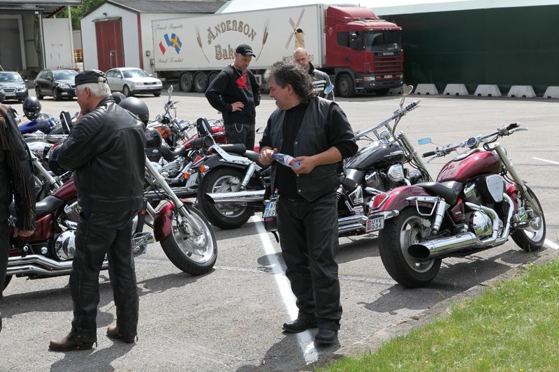 Ã…rstrÃ¤ffen 2010 Flottsbro - UtanfÃ¶r XY's bageri
