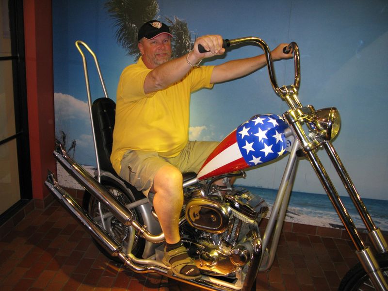 Hur har ni tillbringat julen? 
FrÃ¥n: 	Gusten 	(mÃ¥n 27 dec 2010 19.44.50)
Men kolla, en Ã¤kta "Easy Rider"

FrÃ¥n: 	Alba 	(ons 29 dec 2010 15.19.25)
HHHmmm med sandaler ???? :0

FrÃ¥n: 	XY 	(ons 29 dec 2010 21.18.09)
men med VTX-keps! :-)

FrÃ¥n: 	Sergeant 	(fre 7 jan 2011 14.04.44)
En sÃ¥dan hoj skall du ha XY, den Ã¤r som gjord fÃ¶r dig
