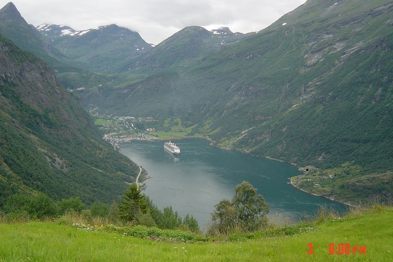 Geiranger, nerfarten frÃ¥n Trollstigen hÃ¥llet 
FrÃ¥n: 	Schassen 	(mÃ¥n 19 sep 2011 23.45.29)
NÃ¤r jag tÃ¤nker pÃ¥ Norge sÃ¥ Ã¤r den syner som denna som jag har i skallen, bara i Norge finns fjordar som denna.
