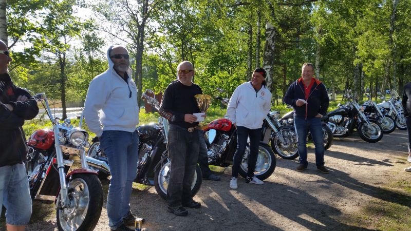 TÃ¥ngan Ã¤r vinnare av bucklan 2017! :-)
1: TÃ¥ngan (grÃ¶n hoj)
2: KrÃ¥mboy (max chrome)
3: Crane (rÃ¶d 1300)

Fotograf: Sissel
Nyckelord: Ã¥rstrÃ¤ff2017