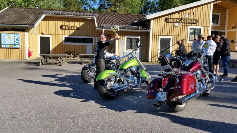 TÃ¥ngan Ã¤r vinnare av bucklan 2017! :-)
1: TÃ¥ngan (grÃ¶n hoj)
2: KrÃ¥mboy (max chrome)
3: Crane (rÃ¶d 1300)

Fotograf: Sissel
Nyckelord: Ã¥rstrÃ¤ff2017