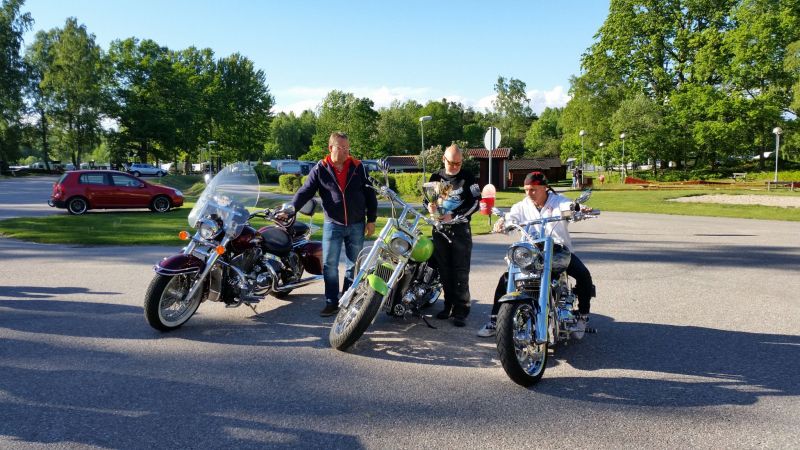 TÃ¥ngan Ã¤r vinnare av bucklan 2017! :-)
1: TÃ¥ngan (grÃ¶n hoj)
2: KrÃ¥mboy (max chrome)
3: Crane (rÃ¶d 1300)

Fotograf: Sissel
Nyckelord: Ã¥rstrÃ¤ff2017