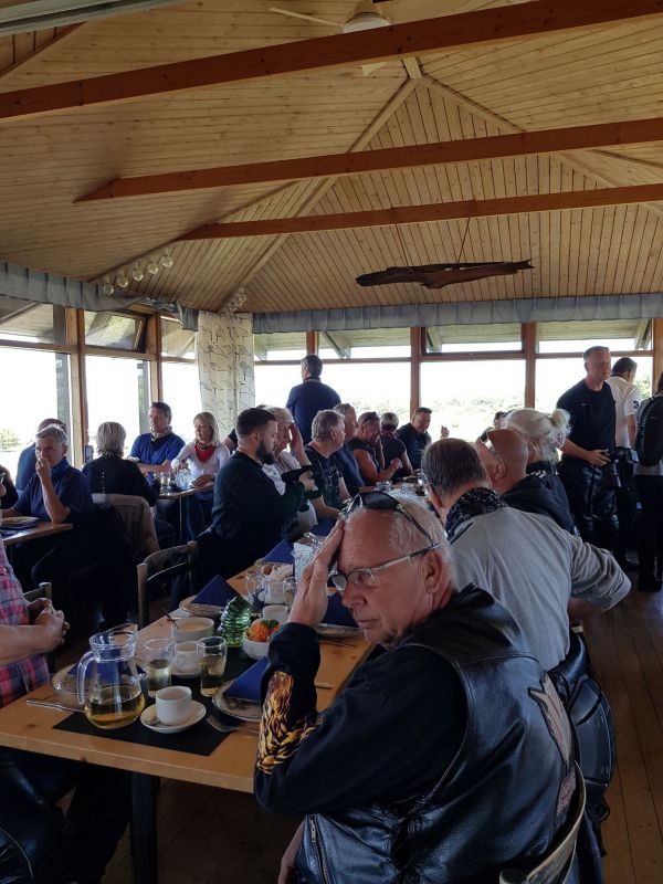 Lunch pÃ¥ Hoburg
Fotograf: Sissel
Nyckelord: Ã¥rstrÃ¤ff2018