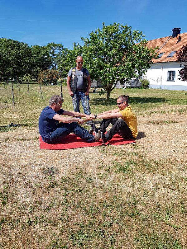 PÃ¥ Tjauls GÃ¥rd - Dra i en pinne?... :-p 
Fotograf: Sissel
Nyckelord: Ã¥rstrÃ¤ff2018