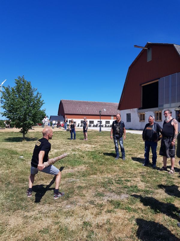 PÃ¥ Tjauls GÃ¥rd - StÃ¥ngstrÃ¶rtning
Fotograf: Sissel
Nyckelord: Ã¥rstrÃ¤ff2018