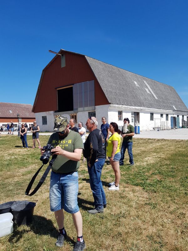PÃ¥ Tjauls GÃ¥rd - StÃ¥ngstrÃ¶rtning
Fotograf: Sissel
Nyckelord: Ã¥rstrÃ¤ff2018