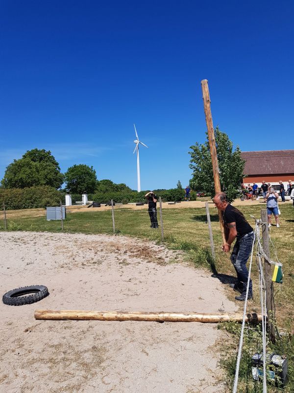 PÃ¥ Tjauls GÃ¥rd - StÃ¥ngstÃ¶rtning
Fotograf: Sissel
Nyckelord: Ã¥rstrÃ¤ff2018