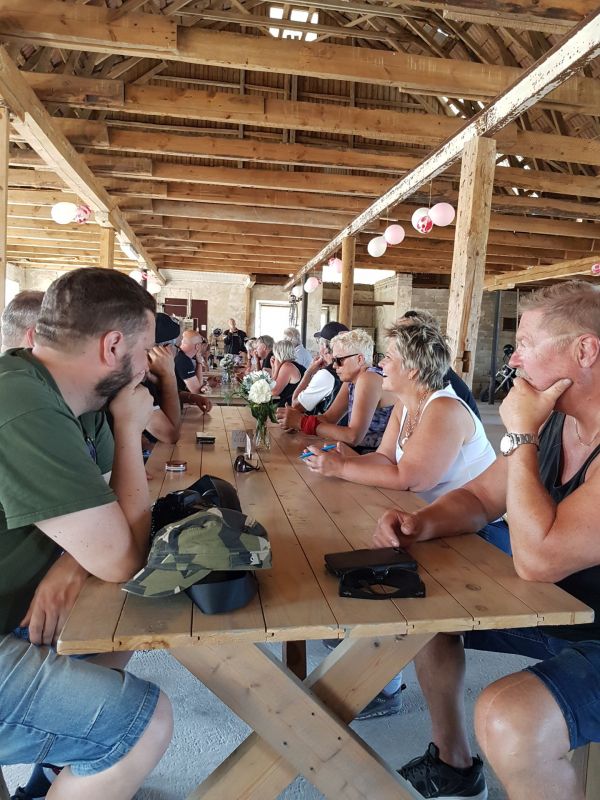 PÃ¥ Tjauls GÃ¥rd
LÃ¥ngbord med hembakat brÃ¶d och historier frÃ¥n en galen Paris-Dakar Ã¥kare... :-p 
Fotograf: Sissel
Nyckelord: Ã¥rstrÃ¤ff2018