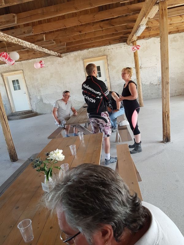PÃ¥ Tjauls GÃ¥rd
LÃ¥ngbord med hembakat brÃ¶d och historier frÃ¥n en galen Paris-Dakar Ã¥kare... :-p 
Fotograf: Sissel
Nyckelord: Ã¥rstrÃ¤ff2018