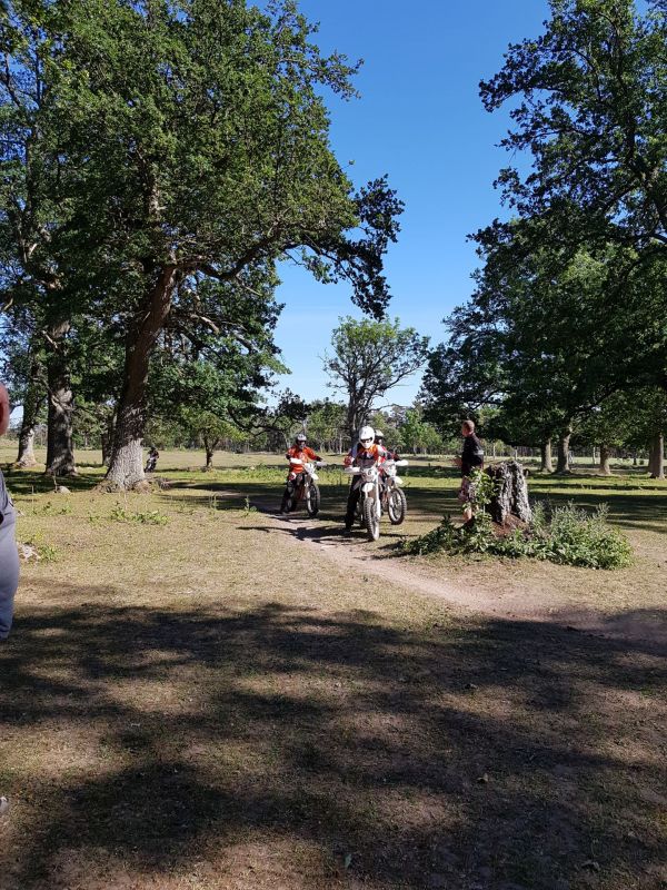 PÃ¥ Tjauls GÃ¥rd - Endurohoj
Fotograf: Sissel
Nyckelord: Ã¥rstrÃ¤ff2018