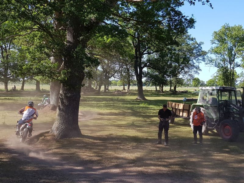 PÃ¥ Tjauls GÃ¥rd - Endurohoj
Fotograf: Sissel
Nyckelord: Ã¥rstrÃ¤ff2018