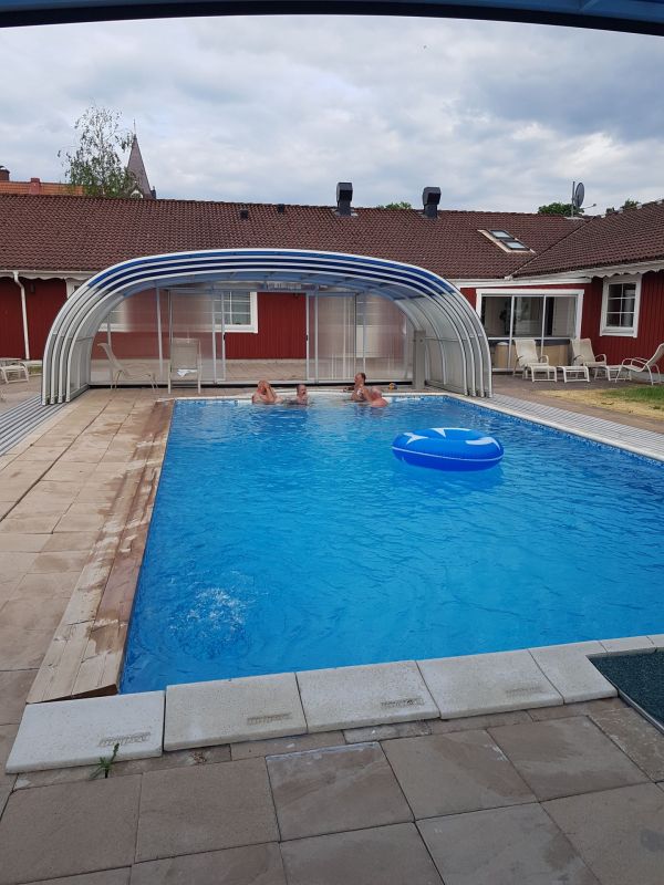 Hemresa
Ã–vernattning i Vrigstad. Hotellet Ã¤r tomt?.. Men stora lyxiga rum har vi fÃ¥tt. Ã–ppnar balkongdÃ¶rren, och dÃ¤r har vi en varm skÃ¶n pool helt fÃ¶r oss sjÃ¤lva!! :-D
Efter att ha suttit i skinnklÃ¤der i 30 grader hela dagen var det alldeles fantastiskt skÃ¶nt! -och medelÃ¥ldern sjÃ¶nk genast med 40 Ã¥r.... :-p hi-hi-hi... 
Foto: Sissel o Orre
Nyckelord: Ã¥rstrÃ¤ff2018