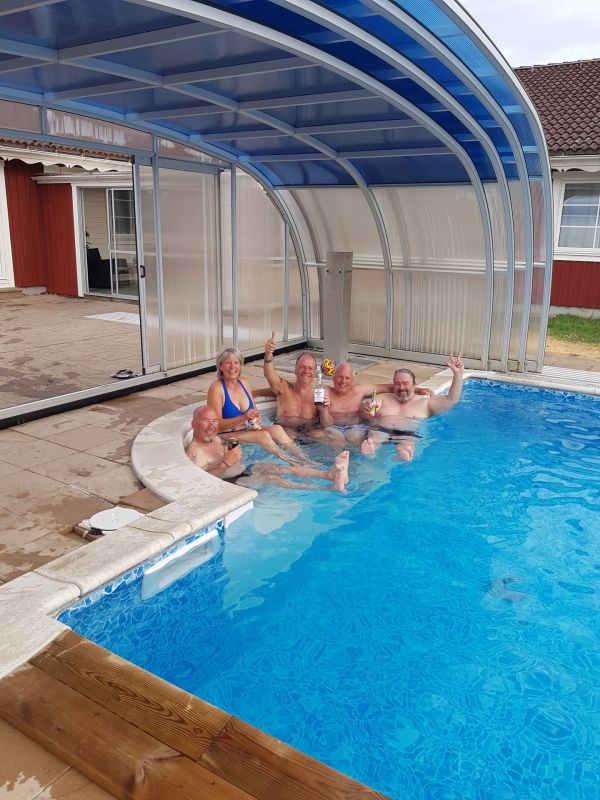 Hemresa
Ã–vernattning i Vrigstad. Hotellet Ã¤r tomt?.. Men stora lyxiga rum har vi fÃ¥tt. Ã–ppnar balkongdÃ¶rren, och dÃ¤r har vi en varm skÃ¶n pool helt fÃ¶r oss sjÃ¤lva!! :-D
Efter att ha suttit i skinnklÃ¤der i 30 grader hela dagen var det alldeles fantastiskt skÃ¶nt! -och medelÃ¥ldern sjÃ¶nk genast med 40 Ã¥r.... :-p hi-hi-hi... 
Foto: Sissel o Orre
Nyckelord: Ã¥rstrÃ¤ff2018