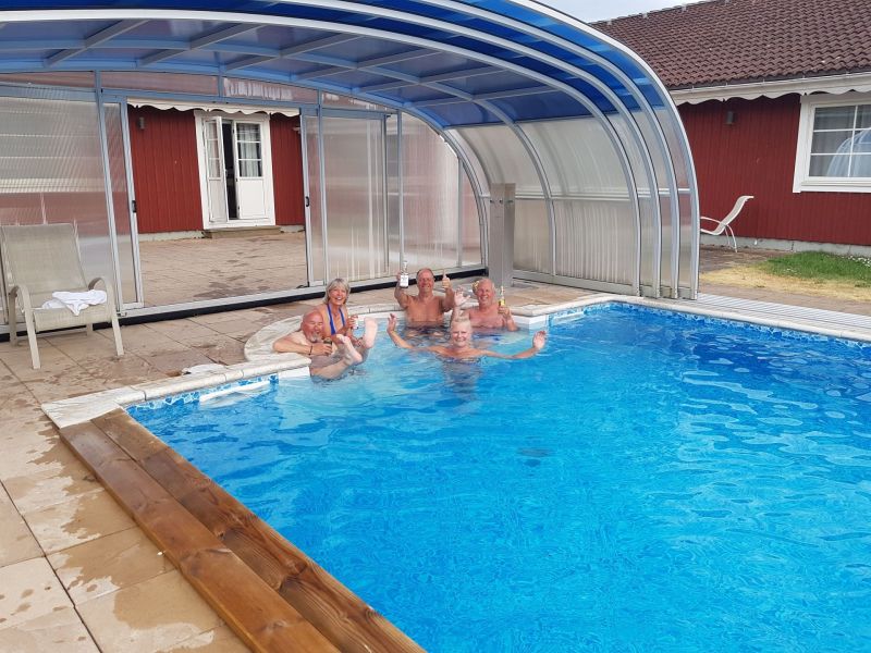 Hemresa
Ã–vernattning i Vrigstad. Hotellet Ã¤r tomt?.. Men stora lyxiga rum har vi fÃ¥tt. Ã–ppnar balkongdÃ¶rren, och dÃ¤r har vi en varm skÃ¶n pool helt fÃ¶r oss sjÃ¤lva!! :-D
Efter att ha suttit i skinnklÃ¤der i 30 grader hela dagen var det alldeles fantastiskt skÃ¶nt! -och medelÃ¥ldern sjÃ¶nk genast med 40 Ã¥r.... :-p hi-hi-hi... 
Foto: Sissel o Orre
Nyckelord: Ã¥rstrÃ¤ff2018