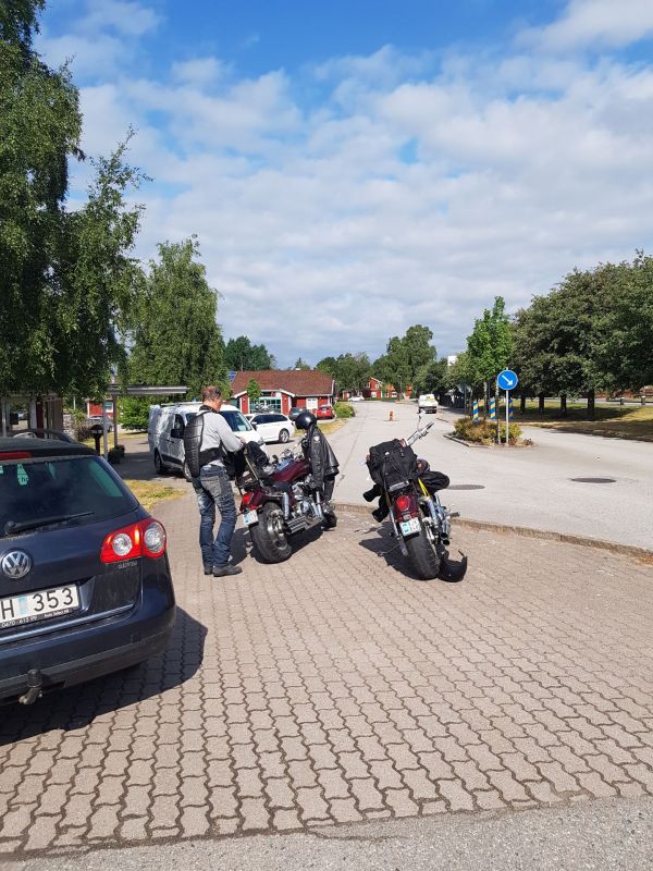 Hemresa
Ã–vernattning i Vrigstad. Hotellet Ã¤r tomt?.. Men stora lyxiga rum har vi fÃ¥tt. Ã–ppnar balkongdÃ¶rren, och dÃ¤r har vi en varm skÃ¶n pool helt fÃ¶r oss sjÃ¤lva!! :-D
Efter att ha suttit i skinnklÃ¤der i 30 grader hela dagen var det alldeles fantastiskt skÃ¶nt! -och medelÃ¥ldern sjÃ¶nk genast med 40 Ã¥r.... :-p hi-hi-hi... 
Foto: Sissel o Orre
Nyckelord: Ã¥rstrÃ¤ff2018