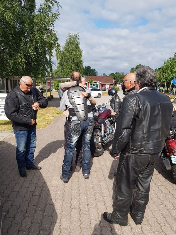 Hemresa
Ã–vernattning i Vrigstad. Hotellet Ã¤r tomt?.. Men stora lyxiga rum har vi fÃ¥tt. Ã–ppnar balkongdÃ¶rren, och dÃ¤r har vi en varm skÃ¶n pool helt fÃ¶r oss sjÃ¤lva!! :-D
Efter att ha suttit i skinnklÃ¤der i 30 grader hela dagen var det alldeles fantastiskt skÃ¶nt! -och medelÃ¥ldern sjÃ¶nk genast med 40 Ã¥r.... :-p hi-hi-hi... 
Foto: Sissel o Orre
Nyckelord: Ã¥rstrÃ¤ff2018