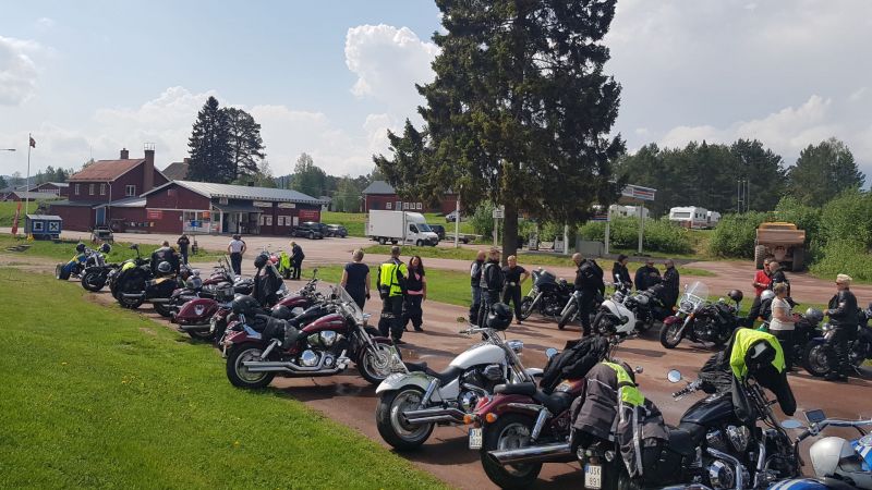 Kaffestopp pÃ¥ RÃ¶rbÃ¤cksnÃ¤s
PÃ¥ ICA stÃ¥r: VARNING! -Sista affÃ¤r fÃ¶re Norge!... :-p 
Foto: Sissel
Nyckelord: Ã¥rstrÃ¤ff2019