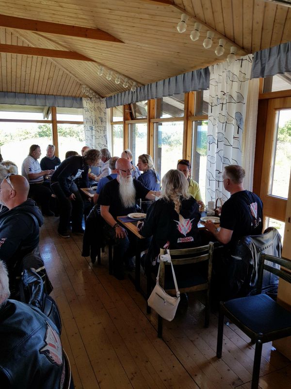 Lunch vid Hoburgsgubben
Fotograf: 88:an
Nyckelord: Ã¥rstrÃ¤ff2018