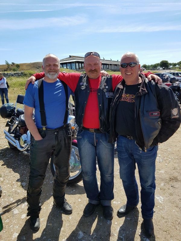 Lunch vid Hoburgsgubben
Tre goa gringos! 8-) 
Fotograf: 88:an
Nyckelord: Ã¥rstrÃ¤ff2018