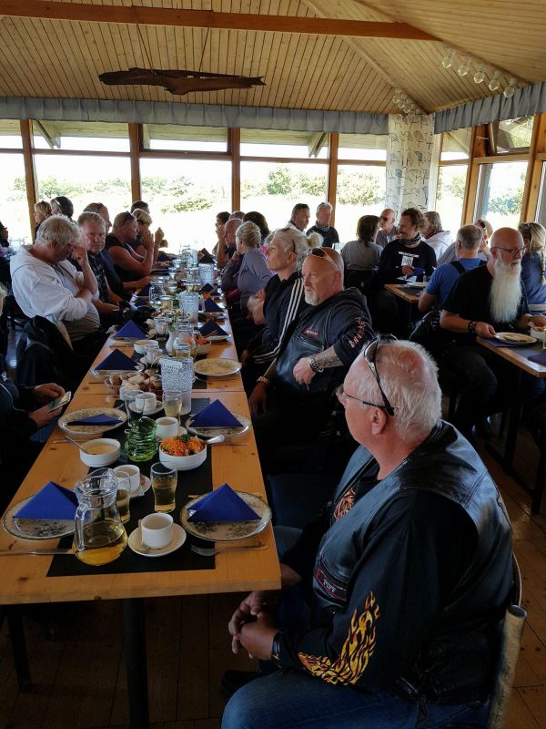 Lunch vid Hoburgsgubben
Fotograf: 88:an
Nyckelord: Ã¥rstrÃ¤ff2018