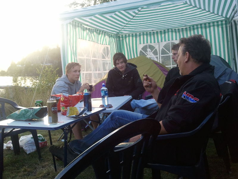 Magnus, Kevin, Kenneth, Tore
LÃ¤gg mÃ¤rke till Tores snygg jacka! ;-)
(Magnus far)
