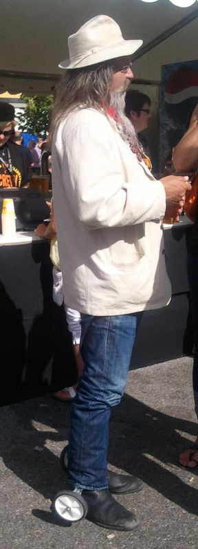 En okÃ¤nd i baren..
Ovanligt fÃ¶rnuftigt att sÃ¤tta pÃ¥ stÃ¶dhjulen redan pÃ¥ dagen!!... :-D
