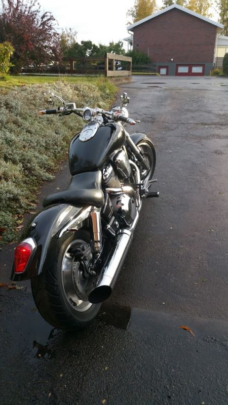 2002
Saknar sidofÃ¤sten till sissy bar, H backspegel, Fotplattor med tÃ¥/hÃ¤l vÃ¤xling.
